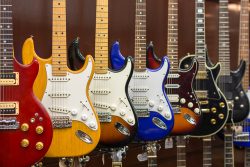 Assortment,Of,Colorful,Electric,Guitars,On,Display,In,A,Pawn