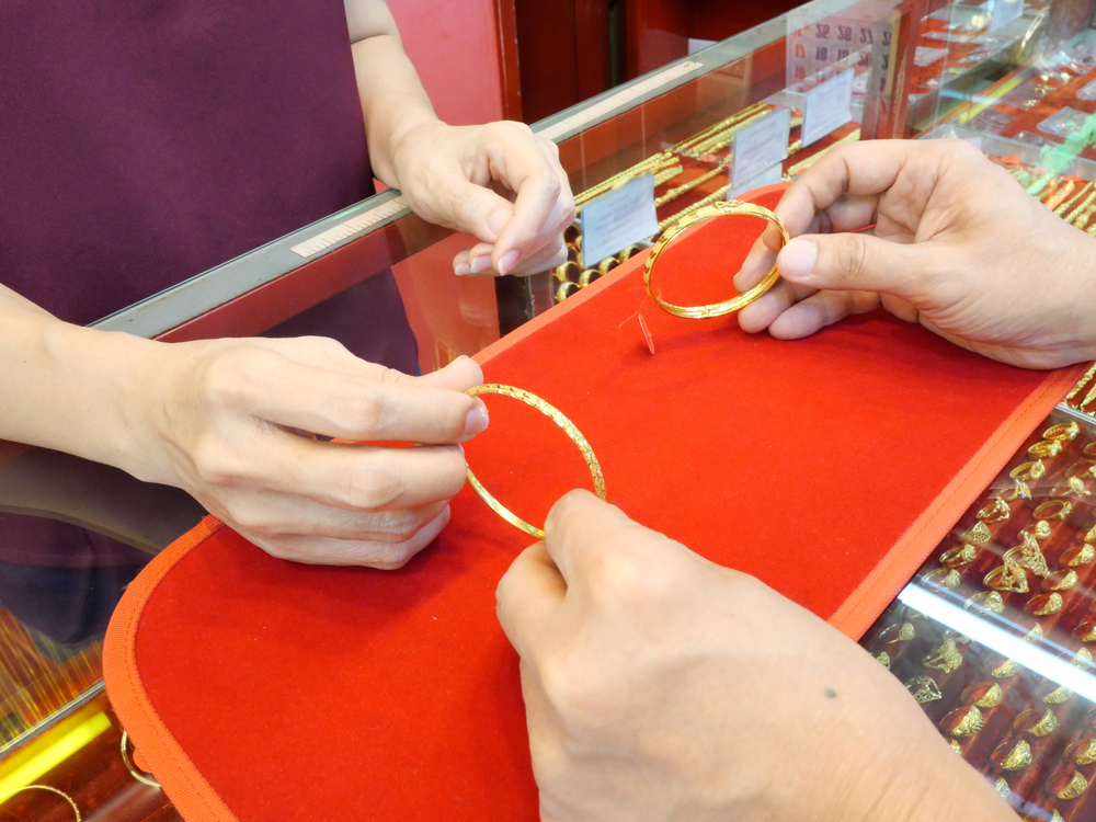 Close,Up,Of,Customer,Is,Checking,Bracelet,Before,Sell,Or